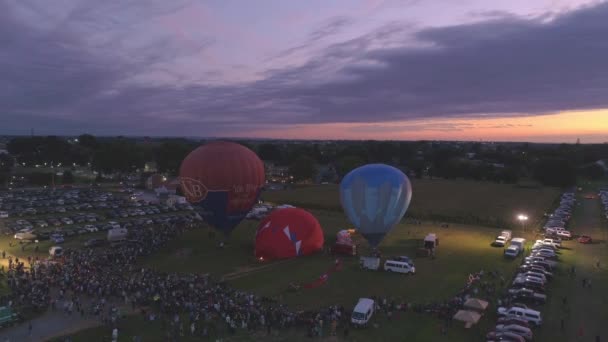 夏の夜に夜の輝きを作り出す岬での夜の熱気球祭りの空中ビュー — ストック動画