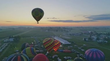 Pensilvanya 'da Kuş, Eylül 2019 - Sıcak Hava Balonlarının Havadan Bakışı Bir Yaz Sabahı Sıcak Hava Balonu Festivalinde Doldurup Kalkıyor