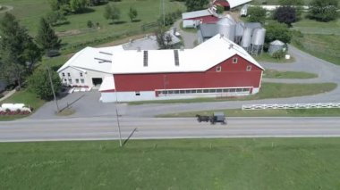 Güneşli bir yaz gününde Amish Pazar Kilisesi Toplantısının Hava Görüntüsü
