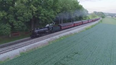 Strasburg, Pennsylvania, Ağustos 2019 - Bir Yaz Günü Amish Kırsalında Yaklaşan Buharlı Yolcu Treni Hava Görüntüsü