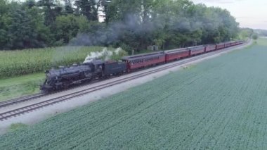 Strasburg, Pennsylvania, Ağustos 2019 - Bir Yaz Günü Amish Kırsalında Yaklaşan Buharlı Yolcu Treni Hava Görüntüsü