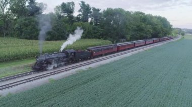 Strasburg, Pennsylvania, Ağustos 2019 - Buharlı Yolcu Treni Bir Yaz Günü Amish Kırsalında Bir İstasyonda Bekliyor