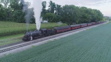Strasburg, Pennsylvania, Ağustos 2019 - Buharlı Yolcu Treni Bir Yaz Günü Amish Kırsalında Bir İstasyonda Bekliyor