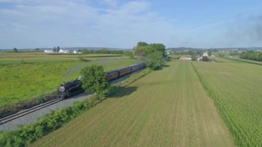 Strasburg, Pennsylvania, Ağustos 2019 - Bir Yaz Günü Amish Kırsalında Yaklaşan Buharlı Yolcu Treni Hava Görüntüsü