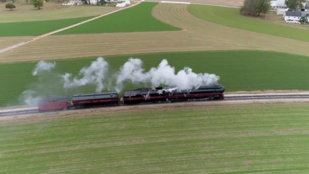 Widok Lotu Ptaka Zabytkową Odrestaurowaną Lokomotywę Parową Podróżującą Przez Wieś — Wideo stockowe