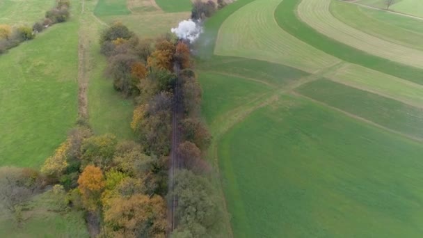 Luchtfoto Van Een Antieke Gerestaureerde Stoomlocomotief Van Achteren Reizen Door — Stockvideo