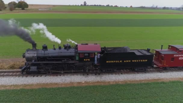 Luchtfoto Close Uitzicht Een Antieke Gerestaureerde Stoomlocomotief Reizen Door Het — Stockvideo