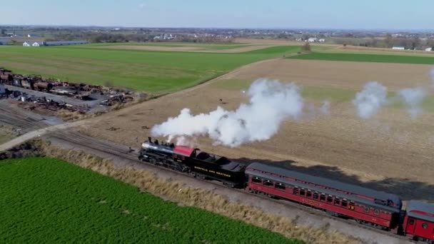 Vista Aérea Una Antigua Locomotora Vapor Restaurada Con Turismos Que — Vídeo de stock