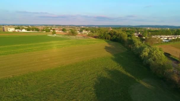 Légi Kilátás Mezőgazdasági Területek Egy Amish Temető Egy Gyönyörű Napsütéses — Stock videók