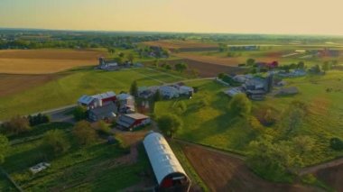 Güzel, güneşli bir bahar gününde, öğleden sonra Amish tarım arazilerinin hava manzarası.