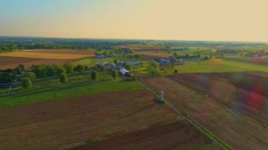 Güzel, güneşli bir bahar gününde, öğleden sonra Amish tarım arazilerinin hava manzarası.