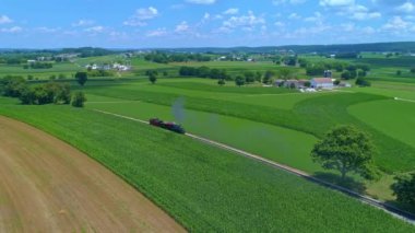 Antika Buhar Motoru ve Vagonu Yeşil Tarım Alanlarında Buharlı ve Püflü Hava Görüntüsü