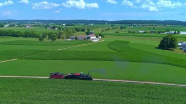 Antika Buhar Motoru ve Vagonu Yeşil Tarım Alanlarında Buharlı ve Püflü Hava Görüntüsü