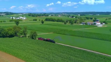 Antika Buhar Motoru ve Vagonu Yeşil Tarım Alanlarında Buharlı ve Püflü Hava Görüntüsü