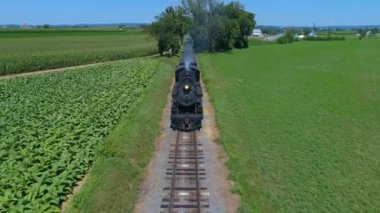 Yaklaşan Antik Buhar Makinesinin Hava Görüntüsü Güzel Bulutsuz Bir Yaz Günü 'nde Drone' un Altından Geçen Trenle Görünüyor