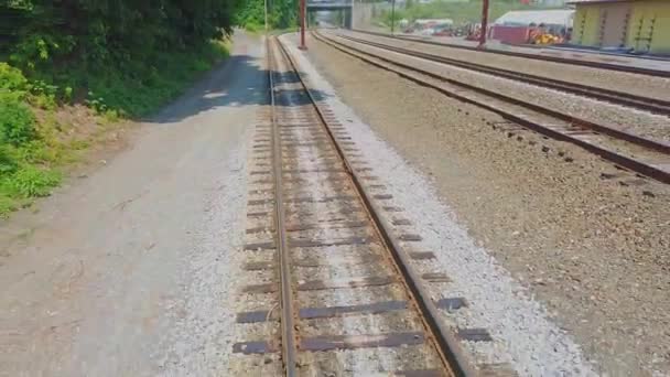 Veduta Dei Binari Ferroviari Dietro Treno Mentre Passa Una Giornata — Video Stock