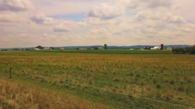 Bir Yaz Günü, Antik Çiftlik Köyü Manzarası 'nda Seyahat Ederken