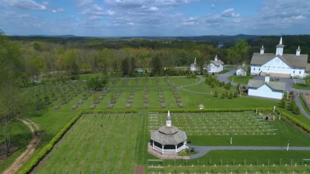 5月のカントリーサイドの初期ブドウ畑と果樹園の空中展望 — ストック動画