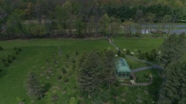 Mayıs ayında kırsal kesimdeki erken üzüm bağının ve meyve bahçesinin hava görüntüsü