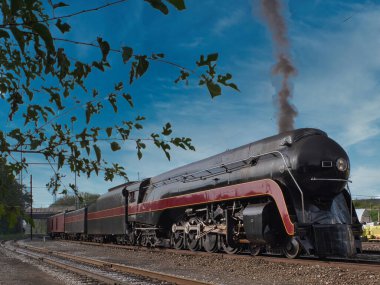 Antika tamir edilmiş buhar motoru şişiriyor ve bir kaplama bekliyor