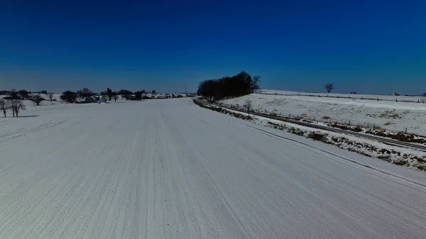 Свіжий Сніг Падає Фермерське Поле Залізничними Дорогами Сонячний День — стокове фото