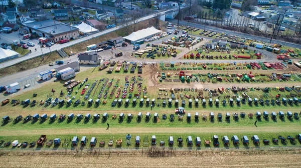Veduta aerea di una vendita di fango di Amish con un sacco di carrelli e attrezzature agricole — Foto Stock