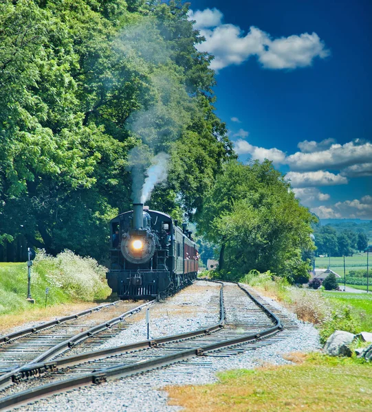 旅客車とアンティーク蒸気機関車を復元 — ストック写真