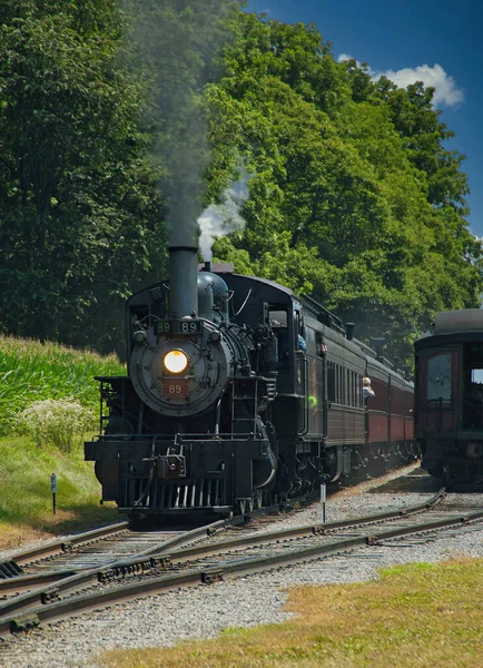Locomotiva a vapor antiga restaurada com carros de passageiros — Fotografia de Stock