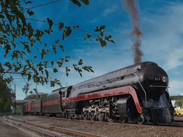 Restore Edilmiş Antika Buhar Motoru Duman ve Buhar Üfleme Görünümü