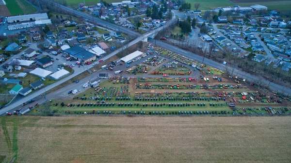 Veduta aerea di una vendita di fango di Amish con un sacco di carrelli e attrezzature agricole — Foto Stock