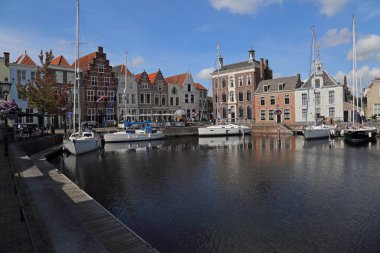 Goes, Hollanda - 24 Ağustos 2017: Eğlence teknelerden quay için palamarla ve eski liman Goes, Hollanda üzerinde 24 Ağustos 2017 restoranlarda insanlar oturup