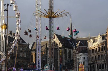 Amsterdam, Hollanda - 27 Ekim 2017: Dam square Amsterdam, Hollanda üzerinde 27 Ekim 2017 bir fuar alanı cazibe insanlarda