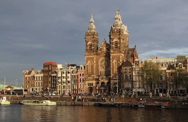 Ámsterdam Países Bajos Agosto 2017 Iglesia San Nicolás Barcos Turísticos —  Fotos de Stock