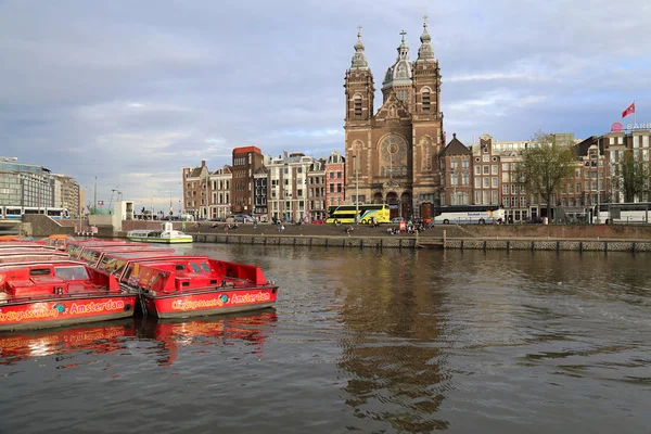 阿姆斯特丹 2017年8月11日 圣尼古拉斯教堂 游览船和游人在历史阿姆斯特丹 荷兰在2017年8月11日 — 图库照片