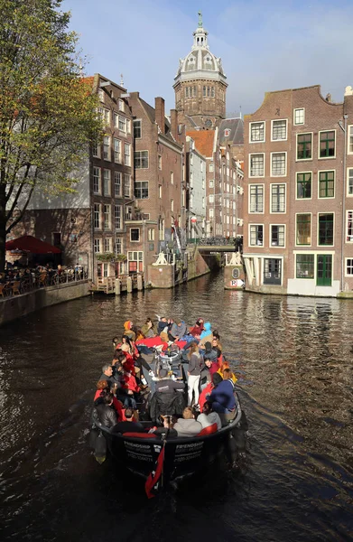 Amsterdam Nederländerna Oktober 2017 Människor Öppen Båt Segla Kanal Med — Stockfoto