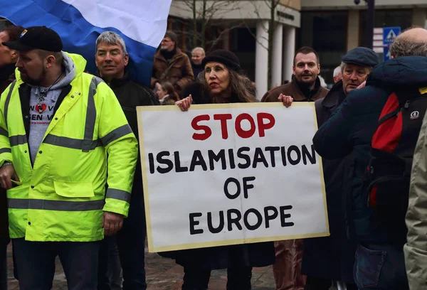 鹿特丹 2017年1月20日 人们展示反对伊斯兰化 运载标志以口号在鹿特丹 荷兰在 Janyary 2017 — 图库照片