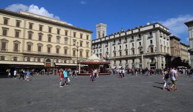 Florence, İtalya - 23 Eylül 2017: Turistlere tarihi binalar ve Floransa, İtalya üzerinde 23 Eylül 2017 mağazalar ile Piazza della Repubblica plaza
