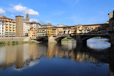 Floransa, İtalya - 23 Eylül 2017: Ponte Vecchio köprüsündeki turistler, 23 Eylül 2017 tarihinde İtalya 'nın Floransa kentinde Arno Nehri' nin karşısına geçtiler.