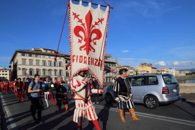 Florence, İtalya - 23 Eylül 2017: İtalyanlar yürüme geleneksel kıyafetlerini giymiş ve afiş Floransa, İtalya için 23 Eylül 2017 üzerinde taşıyan tarihi bir geçit
