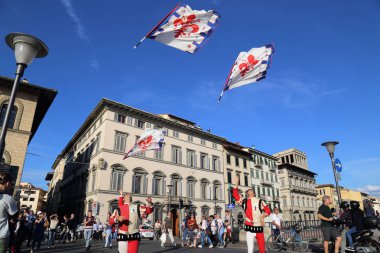 Florence, İtalya - 23 Eylül 2017: İtalyanlar yürüme geleneksel kıyafetlerini giymiş ve afiş 23 Eylül 2017 üzerinde Floransa, İtalya hava atma tarihi bir geçit