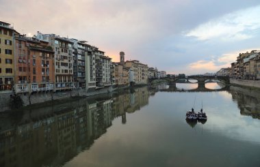 Florence, İtalya - 24 Eylül 2017: Turist teknelerde Arno Nehri ve Floransa, İtalya üzerinde 24 Eylül 2017 akşam Ponte Santa Trinita Köprüsü üzerinde