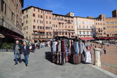 Siena, İtalya - 26 Eylül 2017: Piazza del Camp town kare çevrili tarihi binalar Siena, İtalya için 26 Eylül 2017 üzerinde iki eski İtalyan adam yürü