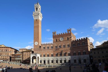 Siena, İtalya - 29 Eylül 2017: 29 Eylül 2017 'de İtalya' nın Siena kentindeki ünlü belediye binasının önündeki Piazza del Campo 'da turistler