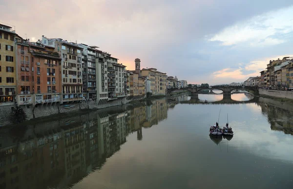 Florence Italië September 2017 Toeristen Met Boten Rivier Arno Ponte — Stockfoto