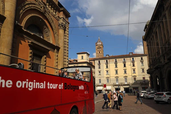 Bolonha Itália Setembro 2017 Ônibus Turístico Vermelho Pessoas Andando Praça — Fotografia de Stock