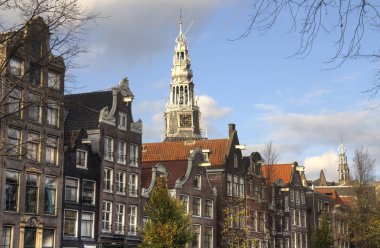 Amsterdam, Hollanda tarihi evlerde sonbaharda yukarıda Oude Kerk (eski Kilisesi) Kulesi