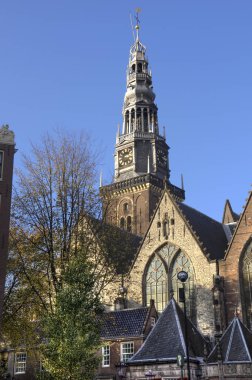 Amsterdam, Hollanda tarihi evlerde sonbaharda yukarıda Oude Kerk (eski Kilisesi) Kulesi