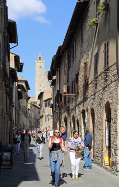 San Gimignano, İtalya - 27 Eylül 2017: İnsanlar san Giovanni ana cadde San Gimignano, İtalya üzerinde 27 Eylül 2017 ile dar yürüyüş