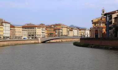 Tarihi binalar ve köprüden nehre Arno Pisa, İtalya