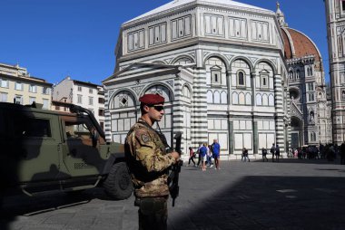 Florence, İtalya - 30 Eylül 2017: Ordu asker devriye terörizme karşı Piazza della Signoria Floransa, İtalya üzerinde 30 Eylül 2017